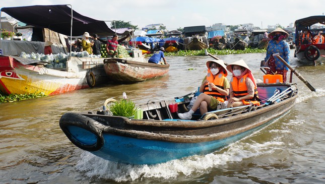 Độc đáo ghe bún riêu màu hồng nổi bật giữa chợ nổi miền Tây - 3