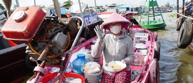 Gần đây, du khách đến chợ nổi Cái Răng cảm thấy tò mò và thích thú bởi sự độc đáo, dễ thương của ghe bán bún riêu được sơn toàn màu hồng của vợ chồng anh Ngô Bảo Quốc (35 tuổi) và chị Nguyễn Thị Ngọc Linh (34 tuổi) đậu giữa sông, phục vụ khách du lịch tham quan quanh chợ nổi. - Ảnh: Hòa Hội