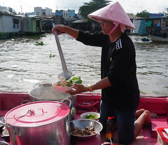 Vợ chồng anh Quốc sống cặp mé sông với nghề bán bún riêu tại chợ nổi Cái Răng (phường Lê Bình, quận Cái Răng, TP Cần Thơ) gần chục năm nay. Anh Quốc cho biết, khoảng 2 giờ sáng, vợ chồng thức dậy chuẩn bị nấu nướng, đến hơn 4 giờ chạy ra giữa sông, ngay chợ nổi để bán bún riêu. - Ảnh: Hòa Hội