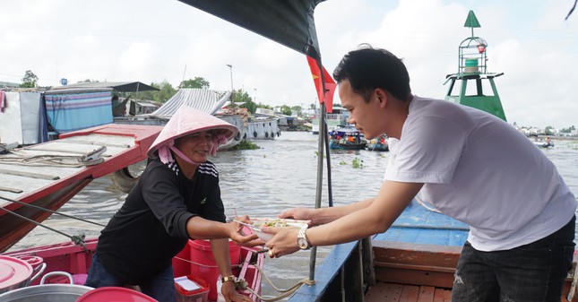 Anh Quốc cho biết, màu hồng là màu vợ yêu thích từ nhỏ nên khi vợ có ý tưởng là ủng hộ ngay rồi vợ chồng cùng sơn lại toàn bộ ghe và các vật dụng. - Ảnh: Hòa Hội