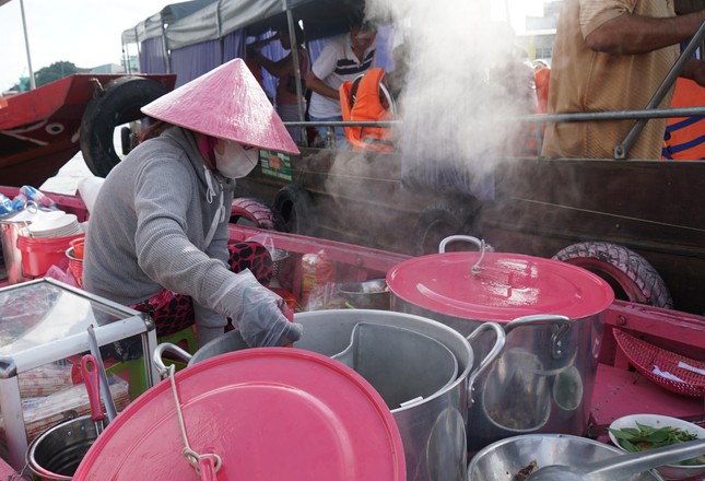 Độc đáo ghe bún riêu màu hồng nổi bật giữa chợ nổi miền Tây - 9