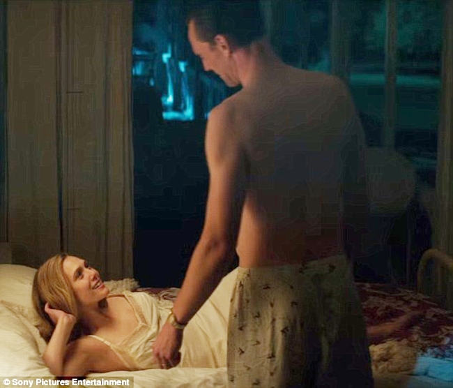 Cảnh Elizabeth mặc váy ngủ ren quyến rũ Tom Hiddleston được nhận xét là cảnh gợi cảm nhất phim.
