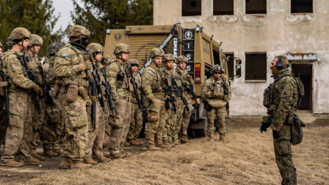 Lính dù Mỹ huấn luyện với quân đội Ba Lan hồi tháng 3 năm nay. Ảnh: Bộ Quốc phòng Mỹ