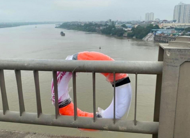 Ngày 14-5, các thành viên Câu lạc bộ (CLB) Bơi khám phá và Red River Supper Club đã treo phao cứu sinh trên 6 cây cầu ở Hà Nội