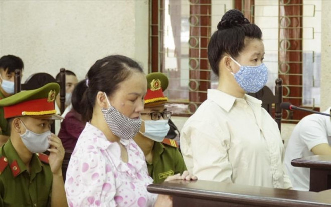 Bị cáo Trần Thị Hiền (trái) và bị cáo Vì Thị Thu tại phiên toà sơ thẩm