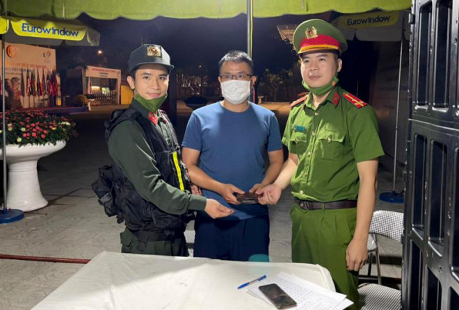 Hạ sĩ Nguyễn Thượng Hải và Thượng uý Nguyễn Việt Linh đã trao trả tài sản cho anh Nguyên.
