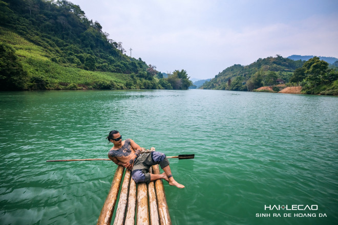 2 vợ chồng thảnh thơi đưa con bè ra giữa hồ để tận hưởng trà bánh và nhâm nhi cuộc đời