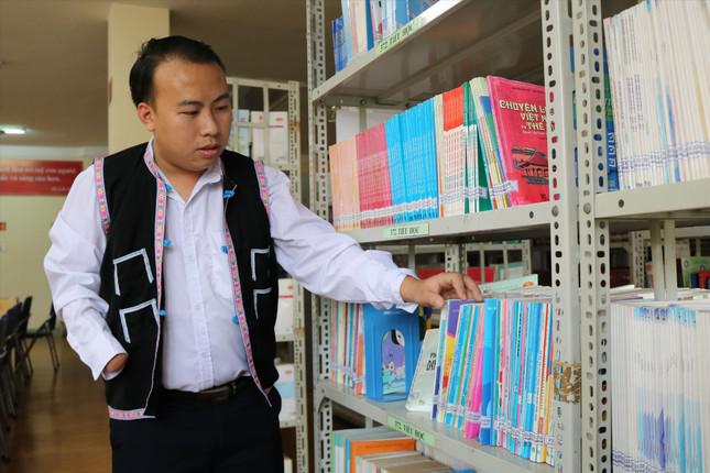 Thư viện Trường Cao đẳng Sơn La là nơi yêu thích của Vừ Trung Bay (sinh viên năm 3, khoa Ðào tạo giáo viên, Trường Cao đẳng Sơn La)