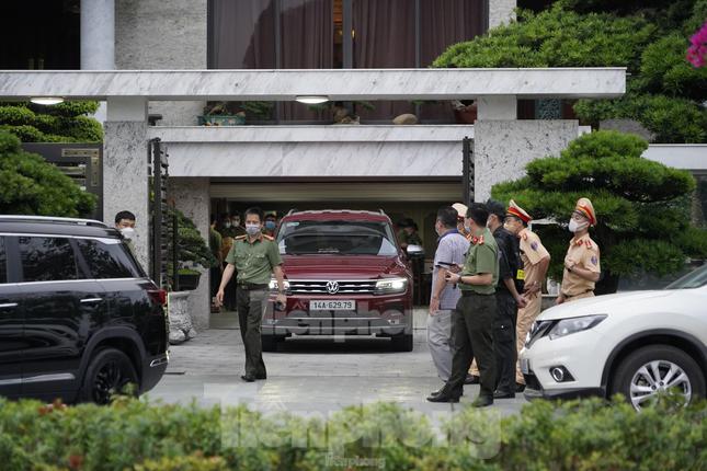 Khoảng 14h30, ngày 14/5, lực lượng chức năng tỉnh Quảng Ninh có mặt tại nhà riêng ông Phạm Hồng Hà tại đường Trần Quốc Nghiễn, TP Hạ Long.