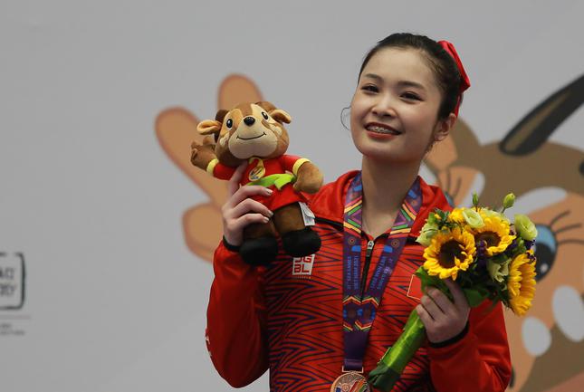 Nữ vận động viên Đặng Tiểu Bình hạnh phúc trong giây phút nhận HCĐ đầu tiên tại SEA Games 31. Ảnh: Châu Linh