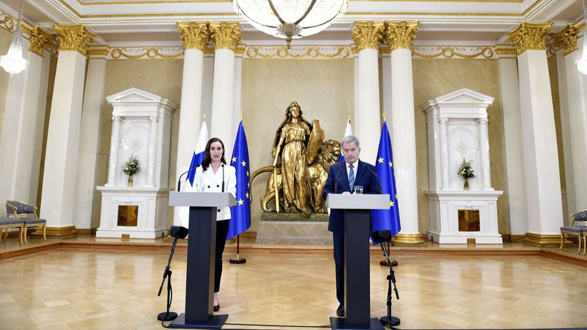 Tổng thống Phần Lan Sauli Niinisto và Thủ tướng Phần Lan Sanna Marin tổ chức họp báo chung hôm 15.5 (ảnh: TASS)