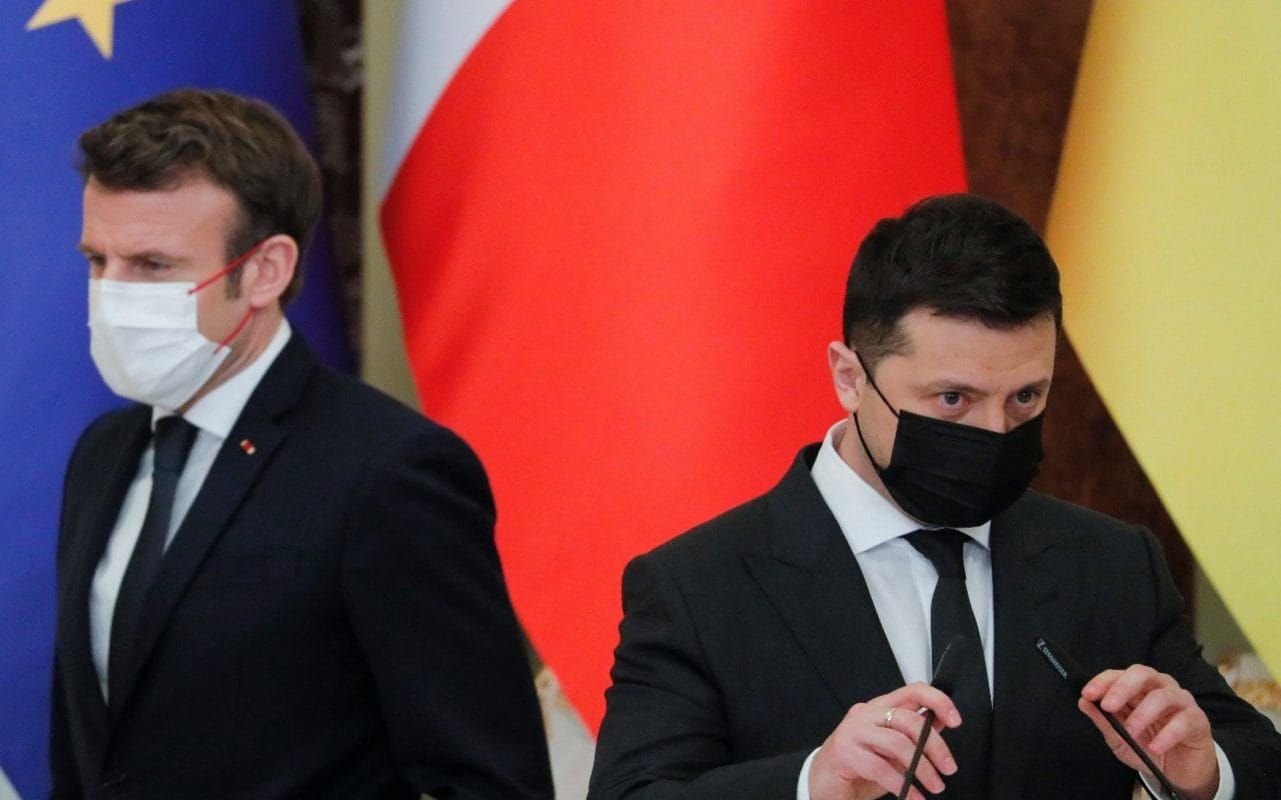 Tổng thống Pháp Emmanuel Macron (bên trái) và người đồng cấp Ukraine Volodymyr Zelensky. Ảnh: Shutterstock