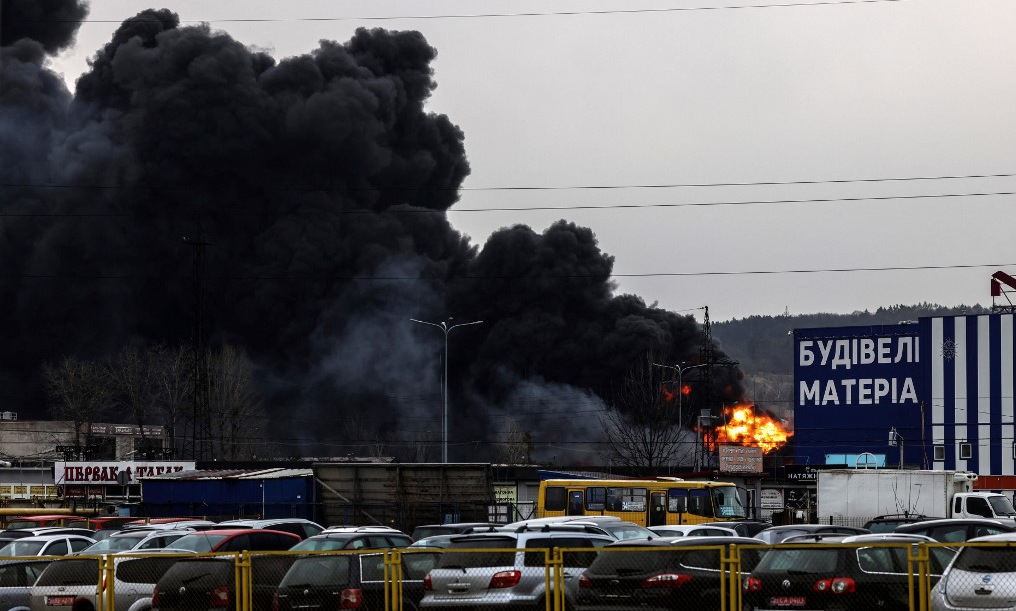 Khói đen bốc lên ở Lviv sau một vụ không kích của quân đội Nga (ảnh: CNN)