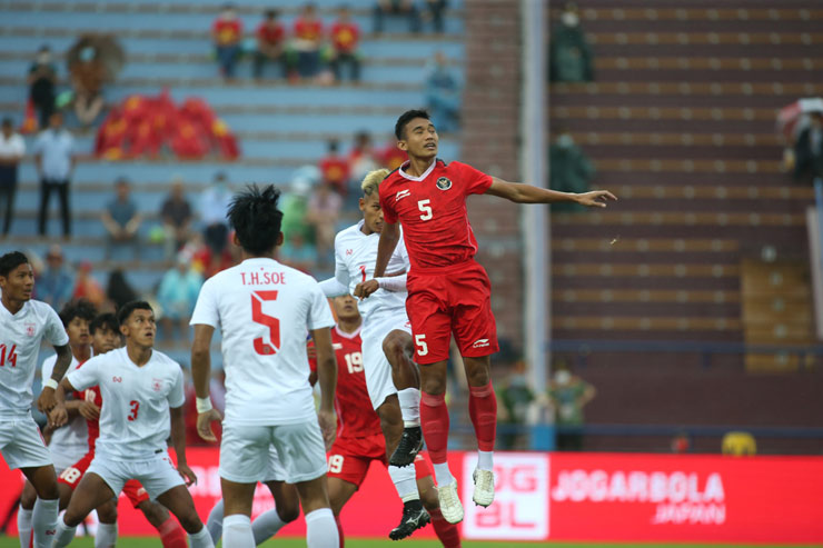 U23 Indonesia (áo đỏ) sớm tràn lên ép sân U23 Myanmar