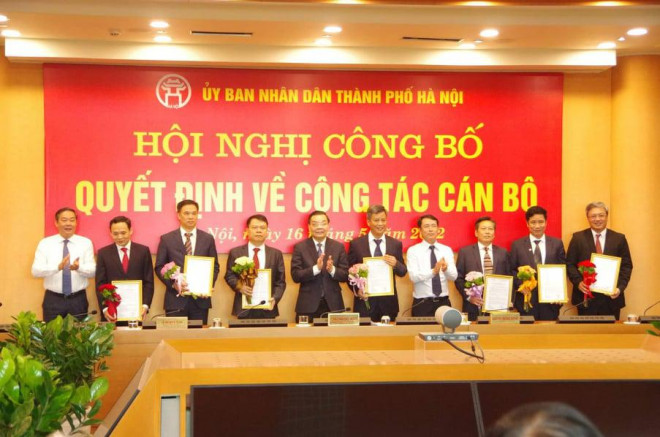 Chủ tịch UBND TP Hà Nội Chu Ngọc Anh phát biểu tại buổi công bố quyết định về công tác cán bộ diễn ra vào sáng 16-5