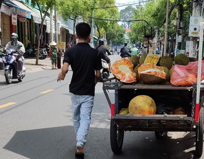 Mít ruột đỏ bán rong giá vẫn chát - 1