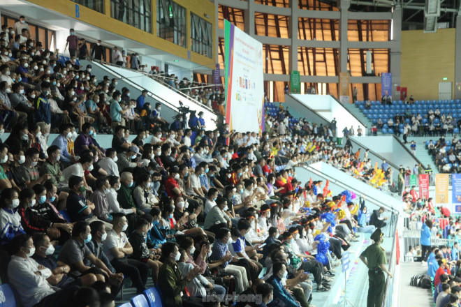 Hàng nghìn người dân Bắc Giang hào hứng đến xem các vận động viên thi đấu môn cầu lông tại SEA Games 31