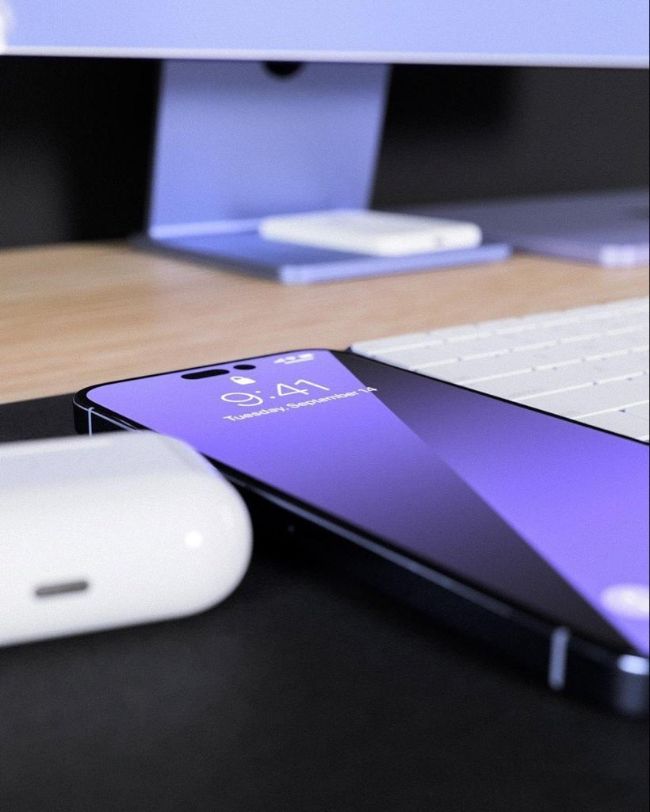 Ngôn ngữ thiết kế iPhone quen thuộc của Apple có thể được nhìn thấy rõ ràng trong các hình ảnh kết xuất giống như trong đời thực, với iPhone 14 Pro được mô tả bằng cả màu Tím và Trắng (ánh sao), trong khi biến thể iPhone 14 Pro Max chỉ xuất hiện với màu Tím.
