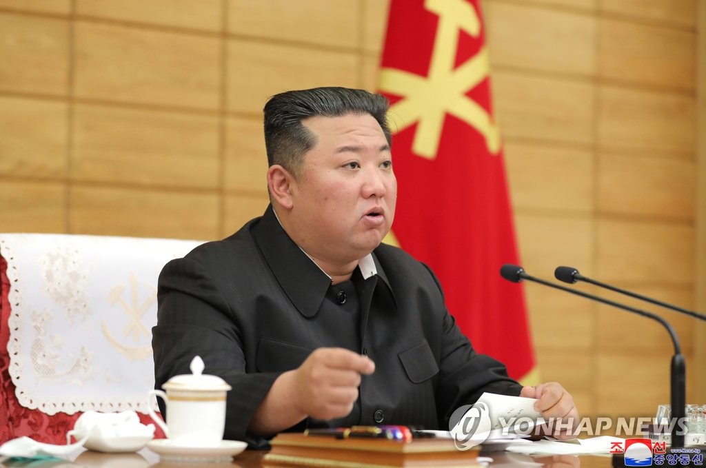 Ông Kim Jong Un trong một cuộc họp khẩn cấp hôm 15/5 để bàn về các biện pháp kiểm soát dịch Covid-19. Ảnh: Yonhap News