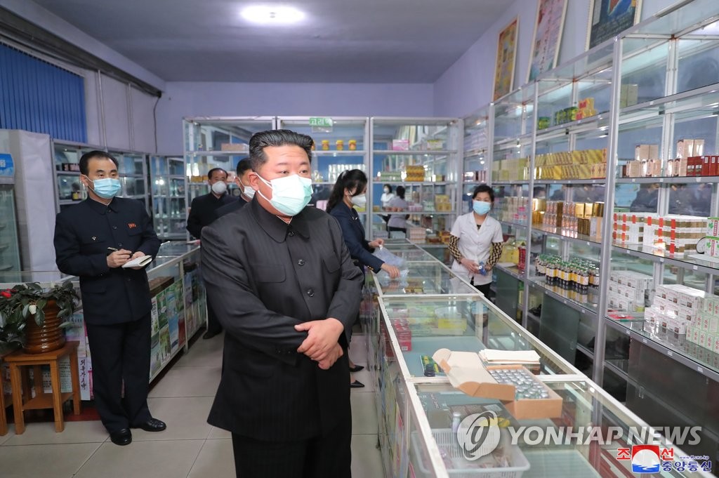 Ông Kim Jong Un tới kiểm tra một số nhà thuốc ở thủ đô Bình Nhưỡng hôm 15/5. Ảnh: Yonhap News