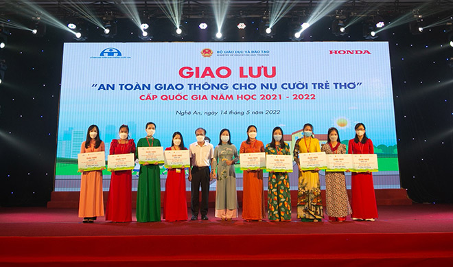 TS. Bùi Việt Hùng - Chuyên viên cao cấp Vụ GDTH và bà Phạm Thị Lan Anh - chuyên viên chính UB ATGT trao giải nhì cho các giáo viên