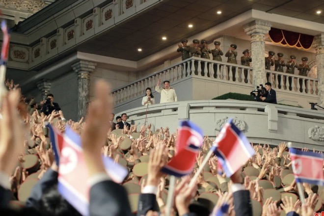 Nhà lãnh đạo Triều Tiên Kim Jong UN và phu nhân tham dự sự kiện diễu binh ngày 25.4 ở Bình Nhưỡng.
