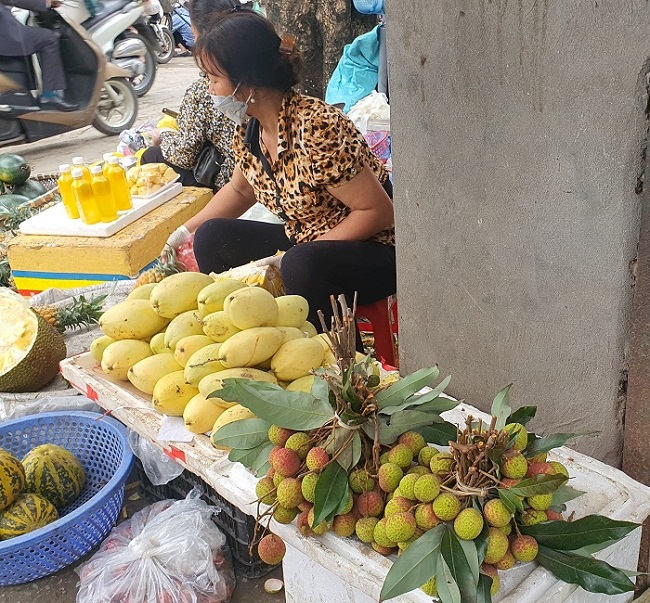 vải đầu mùa được bày bán tại một số chợ với giá cao.