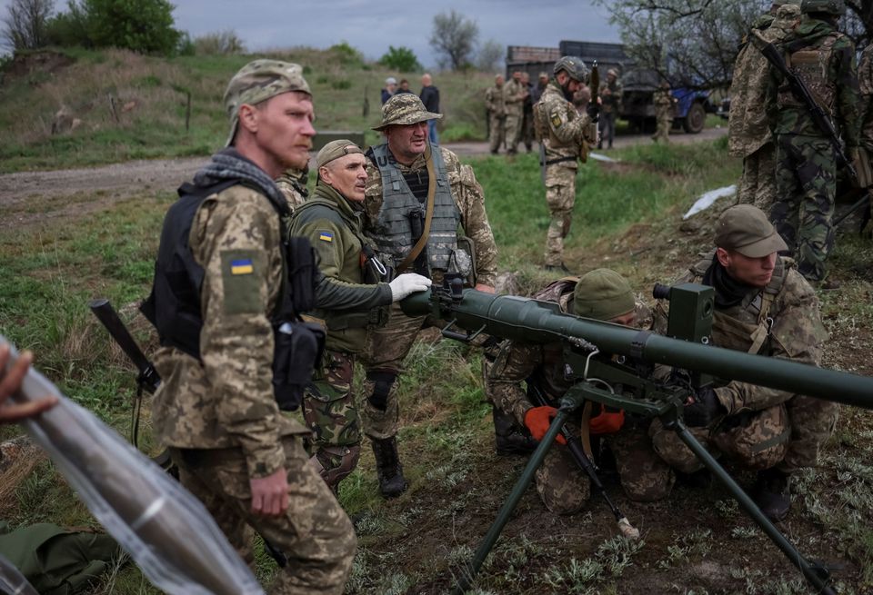 Binh sĩ Ukraine sử dụng vũ khí chống tăng (ảnh: Reuters)