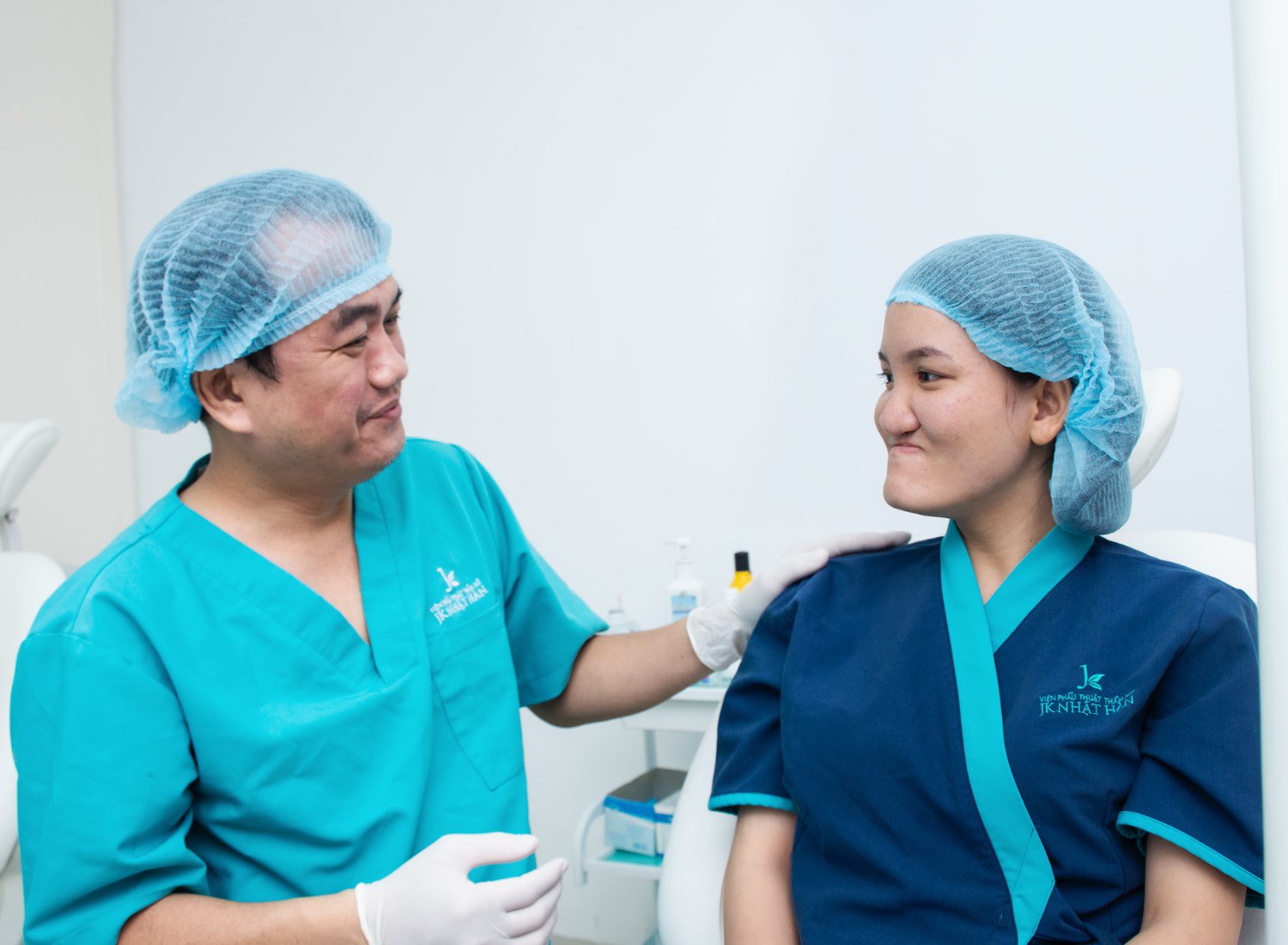 Bác sĩ Trí động viên một bạn trẻ trước khi bước vào ca phẫu thuật