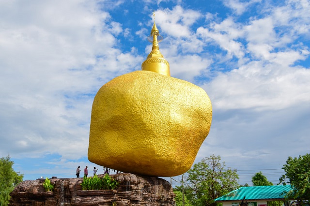 Lạ kỳ hòn đá dát vàng khổng lồ tại Myanmar nằm cheo leo hàng thế kỷ - 1