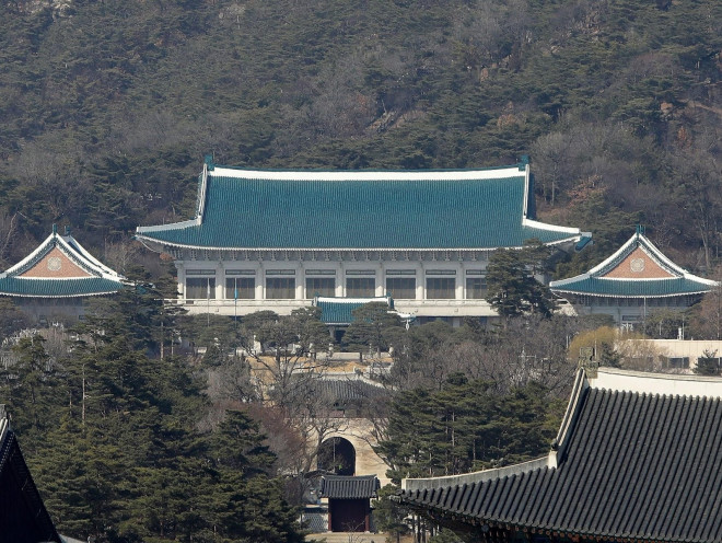 Nhà Xanh nhìn từ Cung Cảnh Phúc (Gyeongbokgung).