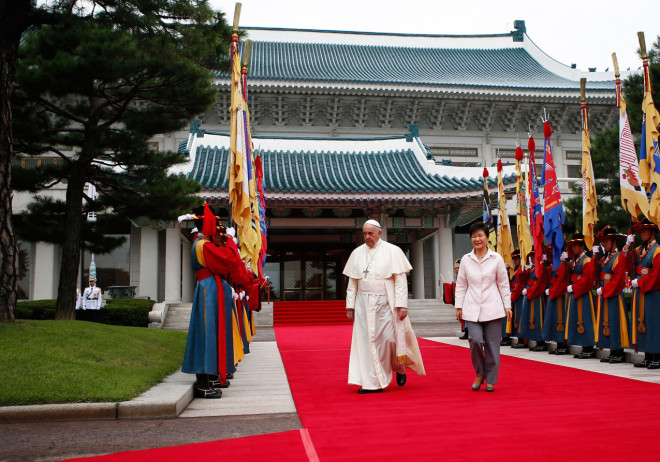 Giáo hoàng Francis thăm Hàn Quốc, bước đi trong Nhà Xanh cùng cựu Tổng thống&nbsp;Park Geun-hye vào năm 2014.