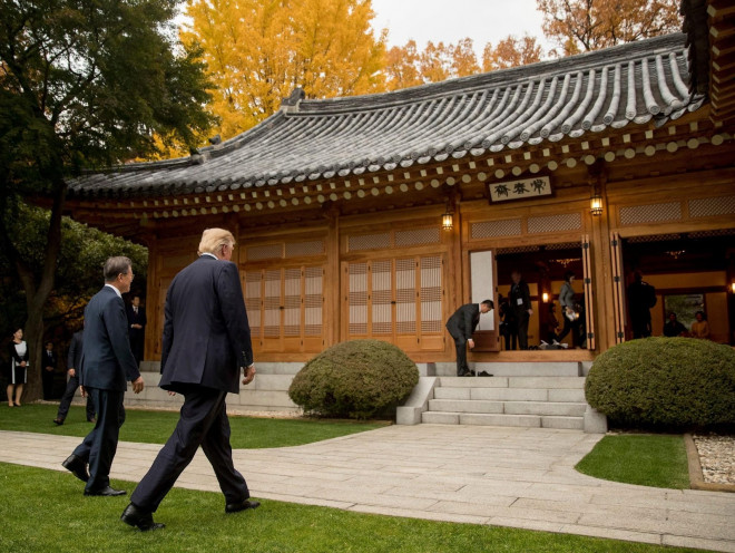 Tổng thống Donald Trump cùng Tổng thống Moon Jae-in dạo quanh vườn thượng uyển trước khi vào phòng tiếp khách ở Thanh Ngõa Đài.