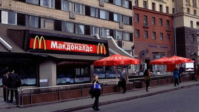 McDonald's rút hoàn toàn khỏi thị trường Nga sau 30 năm hoạt động. Ảnh: BBC