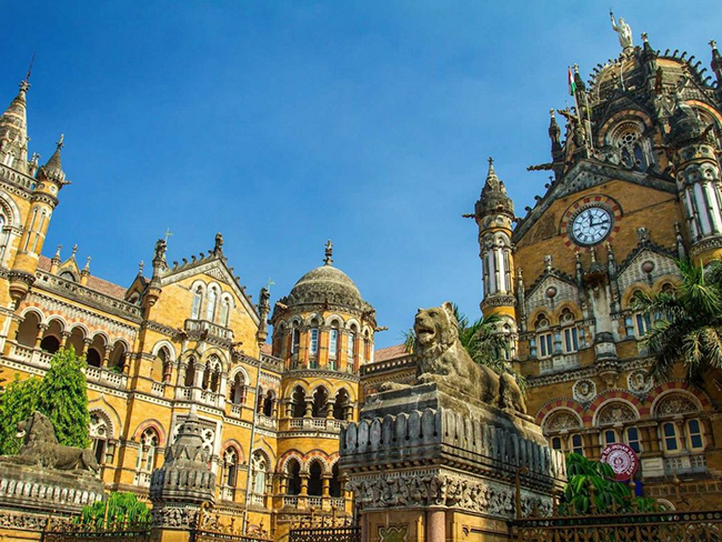 Nhà ga lịch sử của Mumbai, Chhatrapati Shivaji Terminus, là sự pha trộn giữa kiến trúc Gothic thời Victoria và kiến trúc Ấn Độ. 
