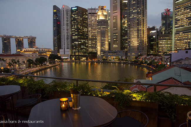 Southbridge Bar đặc biệt đẹp vào mỗi buổi tối. Lúc này, cả thành phố đã lên đèn, hòa cùng không khí sôi động ngập tràn ánh sáng của Laser Show từ vịnh Marina. Nhâm nhi một chút bia, tán gẫu cùng bạn bè và chiêm ngưỡng toàn cảnh Singapore chắc chắn sẽ là một kỷ niệm khó quên.
