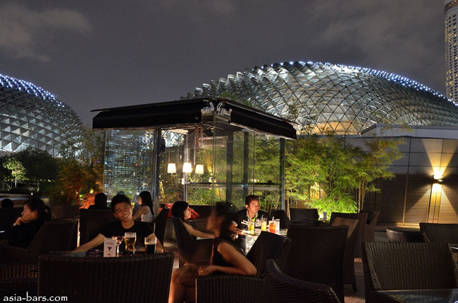 5. Quán bar ORGO. Địa chỉ: 8 Raffles Avenue, Esplanade-Theaters on the Bay. Orgo là một trong những sky bar đẹp nhất Singapore với tầm nhìn từ tầng thượng của Esplanade Mall, bên cạnh nhà hát nổi tiếng trên vịnh. Từ sân thượng tầng 4, bạn có thể phóng tầm nhìn ra Singapore sôi động, vịnh Marina xinh đẹp.
