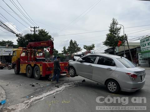 Cứu hộ di dời chiếc ô tô.