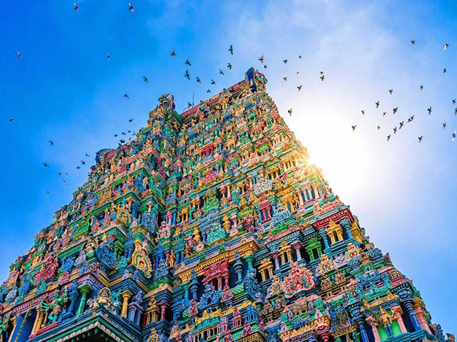 Đền Meenakshi nằm ở Tamil Nadu, miền nam Ấn Độ là một tổ hợp rực rỡ các sắc màu tươi sáng như xanh dương, vàng, hồng và xanh lục. Các hình điêu khắc vô cùng chi tiết của ngôi đền vươn xa lên bầu trời.
