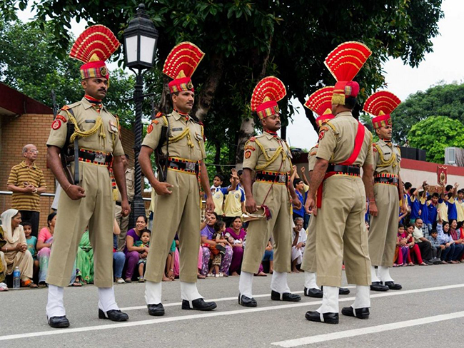 Nghi lễ biên giới Wagah đầy màu sắc được tổ chức hằng ngày ở Punjab, nơi Ấn Độ giáp với Pakistan.

