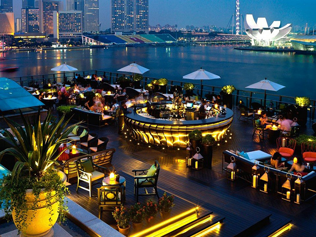 Nhắc đến sky bar ở Singapore thì Cé La Vi là một trong những sky bar được yêu thích nhất. Cé La&nbsp;Vi nằm trên tầng 57, có tầm nhìn tuyệt đẹp ra vịnh Marina từ độ cao hơn 200m so với mực nước biển.&nbsp;
