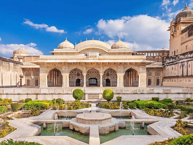 Sheesh Mahal (Cung điện của những tấm gương) là phần nổi tiếng nhất ở Pháo đài Amber của Jaipur. Những bức tranh và bông hoa được chạm khắc từ kính bao phủ các bức tường và trần nhà gây ấn tượng mạnh cho du khách. 
