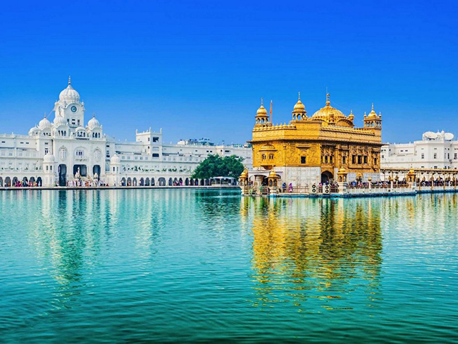 Ngôi chùa Vàng lấp lánh là một phần của thành phố Amritsar, được coi là trung tâm tâm linh của người Sikh và từng là cửa ngõ vào Punjab cho du khách đến từ Trung Á.
