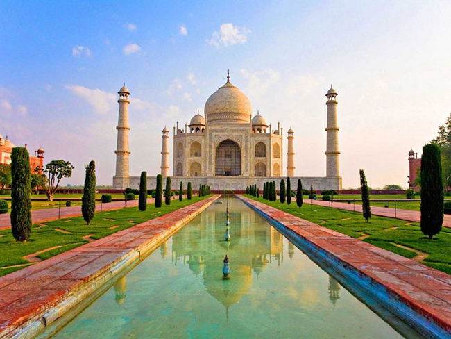 Taj Mahal là một kiệt tác kiến trúc tuyệt đẹp được xây dựng bằng đá cẩm thạch trắng và là đài tưởng niệm nổi tiếng nhất của Ấn Độ, nơi lưu giữ lăng mộ vợ của cựu hoàng đế Mughal. Hình ảnh phản chiếu của Taj Mahal xuống hồ nước phía trước vô cùng ngoạn.
