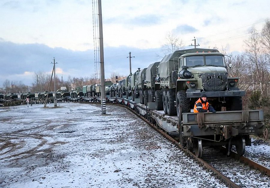 Đường sắt là lựa chọn hàng đầu để vận chuyển vũ khí của Nga và Ukraine (ảnh: Daily Mail)