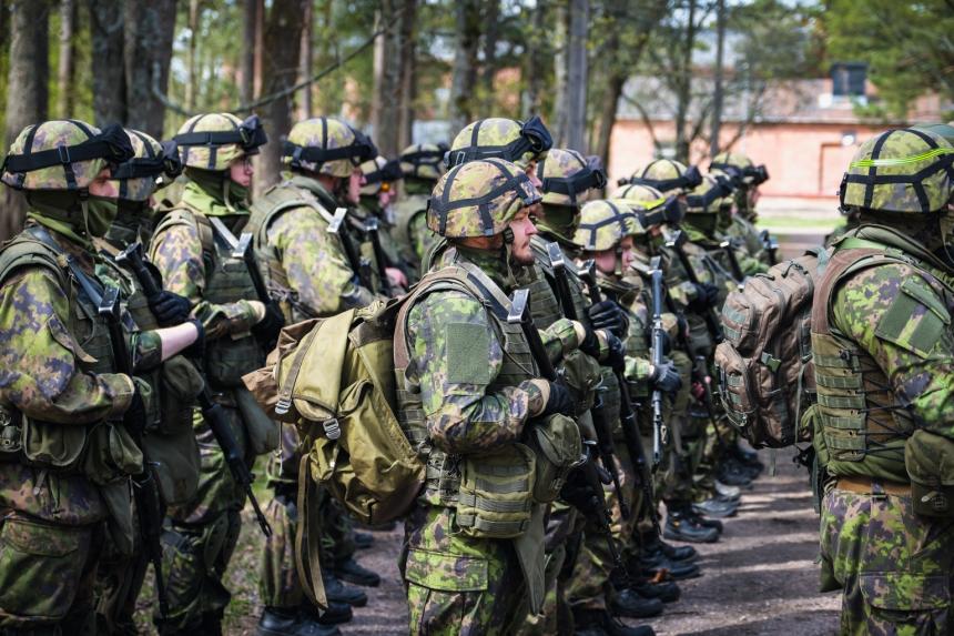 Một nhóm học viên Phần Lan tham gia huấn luyện quân sự trên đảo Santahamina (ảnh: Straits Times)