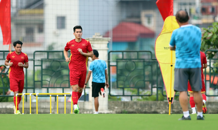 Những phút sau đó, thầy Park chăm chú theo dõi các học trò tập luyện.