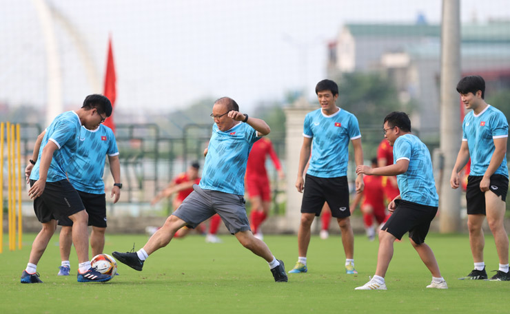 Trong khi HLV Park Hang Seo bất ngờ rủ các trợ lý, bác sĩ, nhân viên phục vụ của U23 Việt Nam đá "bóng ma".