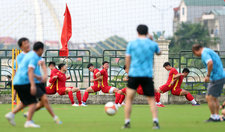 Màn đá "bóng ma" của thầy Park cùng trợ lý cũng thu hút sự chú ý của các tuyển thủ U23 Việt Nam.