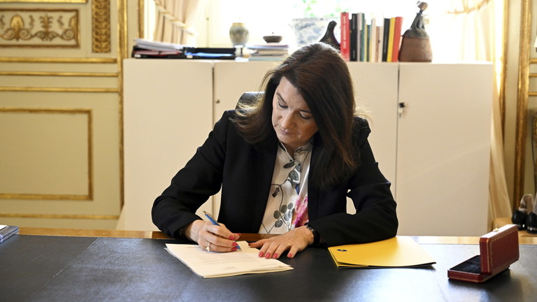 Ngoại trưởng Thụy Điển – bà Ann Linde – ký vào đơn gia nhập NATO (ảnh: RT)